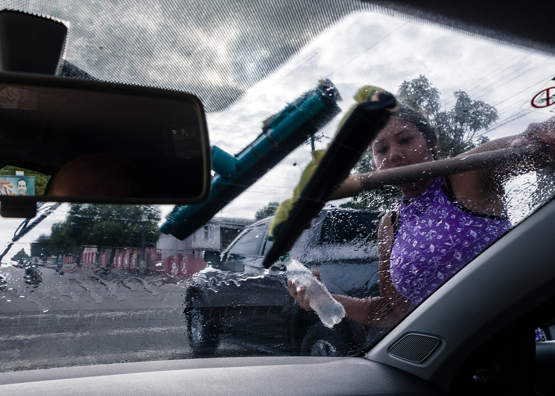 Venezuela immigrants clearing cars' windshields at Boa Vista's streets, 2018.