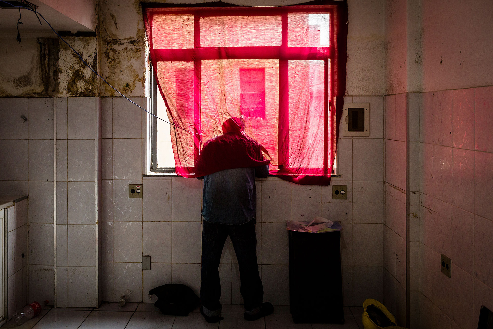 Watching to the neighbors before leaving the building due to an eviction. 